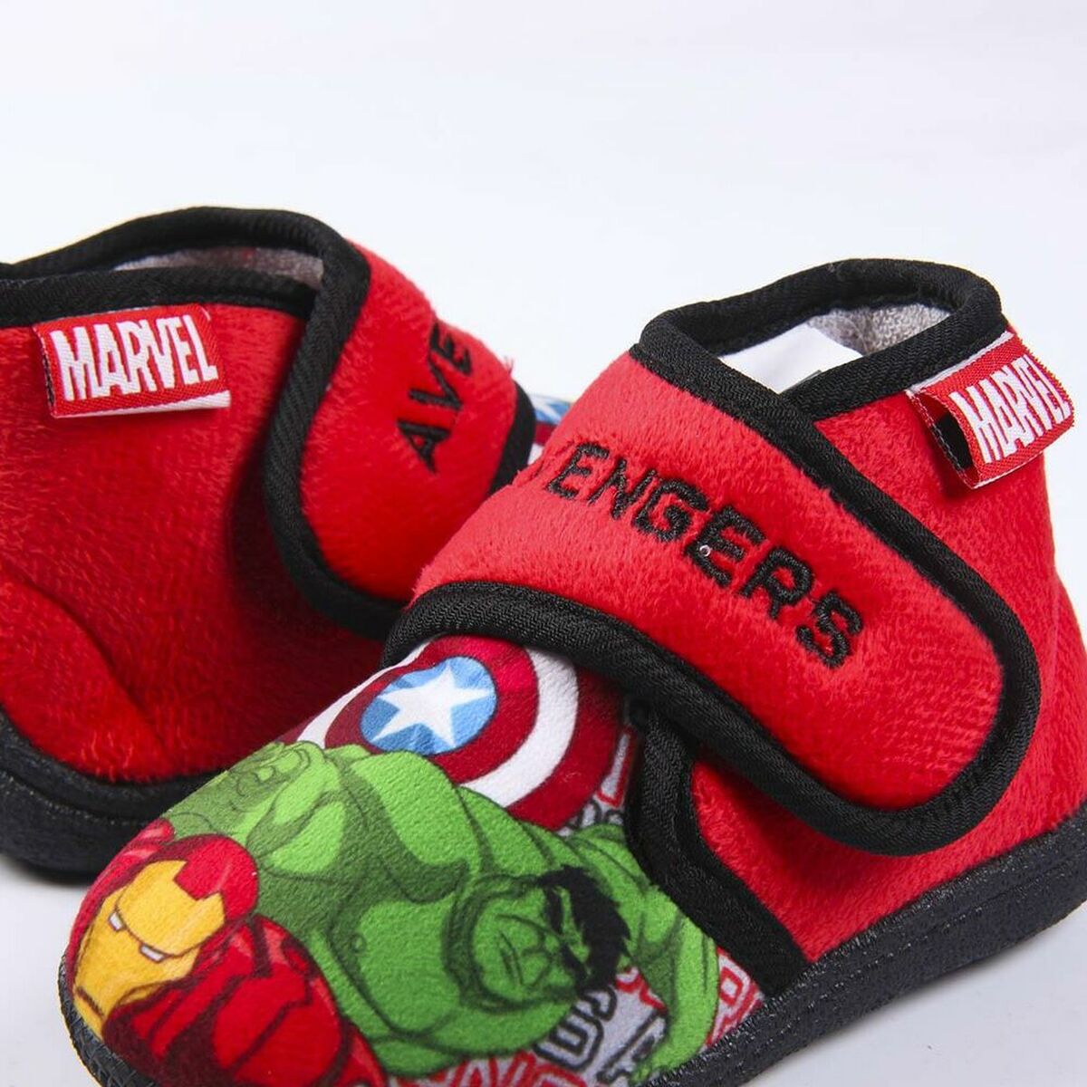 домашними тапочками The Avengers Красный